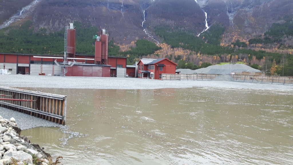 Flommen har tatt med seg over 20 000 kubikkmeter Glasopor fra fabrikken på Skjåk. Glasopor er fremstilt av rent returglass og materialet vil ikke føre til fare for forurensing i vann eller til grunnen.