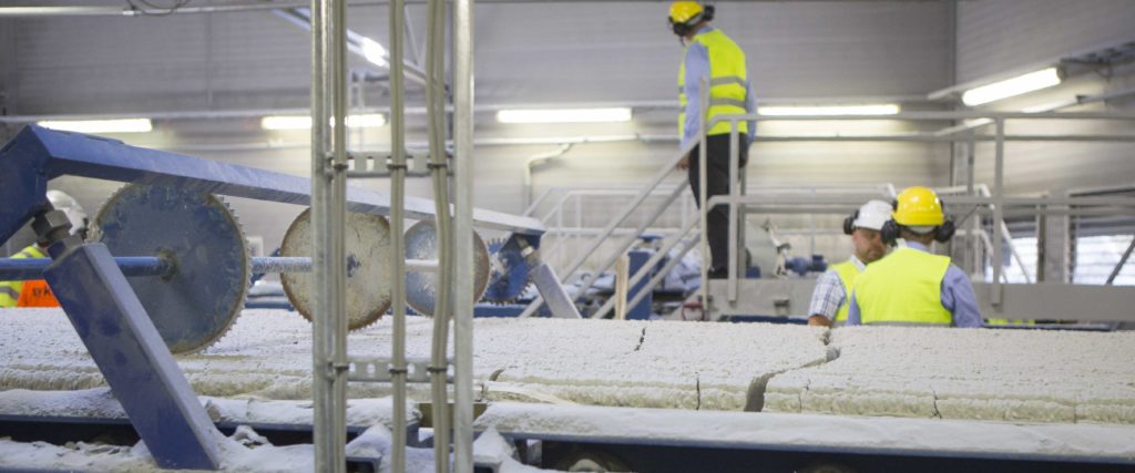 – Vi har økt produksjonen hvert eneste år, sier fabrikksjefen ved Glasopor. Anlegget står aldri stille og har en driftstid på nesten 96 prosent.