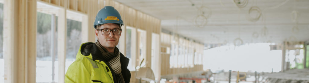 Det er flere materialvalg som gjør at Namdalseids nye skole blir et moderne miljøbygg på alle måter. Ny pelemetode med Glasopor reduserte også byggetiden.