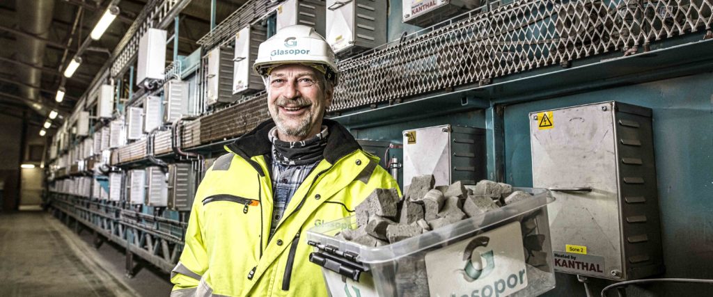 Ingeniører har reist helt fra Australia til Skjåk for å lære hvordan de kan produsere skumglass av nedknust resirkulert glass.