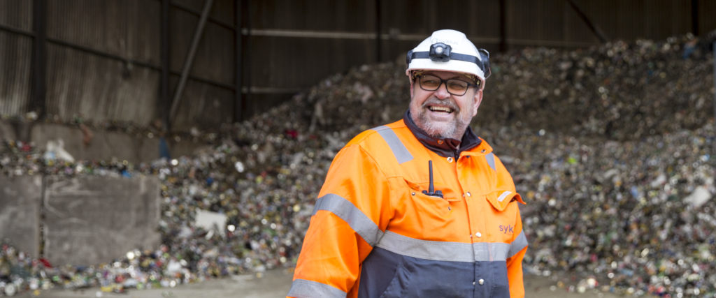 Få har sortert mer glass enn Alf Oskar Kristiansen. Gebiss finner han ofte. Pytonslanger er sjeldent. Sjekk hva som leveres i søppelet, og hvor det blir av.