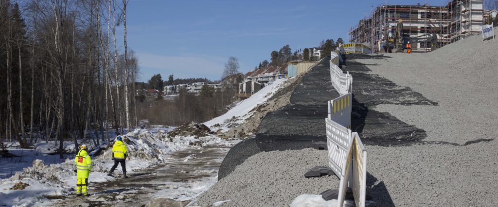 Viktig vei i Langhus er bygget på en 10 meter høy Glasopor-vegg. – Har aldri sett noe slikt i Norge, sier byggelederen for det kompliserte vei-prosjektet.
