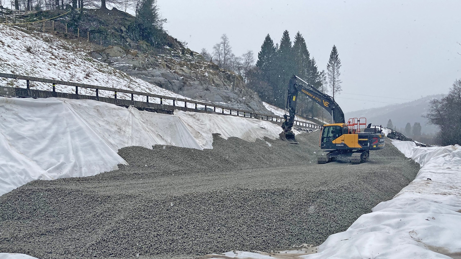 Vassbakk & Stol sin gravemaskin i sving med Glasopor på E134 Espelandssvingane