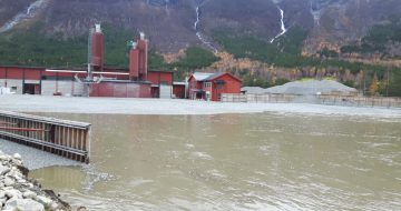 Flommen har tatt med seg over 20 000 kubikkmeter Glasopor fra fabrikken på Skjåk. Glasopor er fremstilt av rent returglass og materialet vil ikke føre til fare for forurensing i vann eller til grunnen.