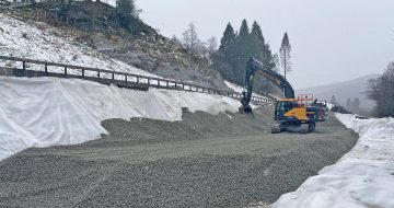 Vassbakk & Stol sin gravemaskin i sving med Glasopor på E134 Espelandssvingane