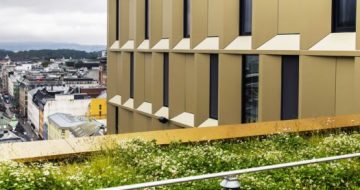På toppen av prakthotellet Clarion Hotel The Hub, midt i Oslo sentrum, ligger et skjult grønt tak på 200 kvadratmeter. Glasopor er en viktig brikke.