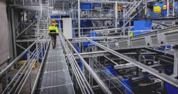 – Det er helt essensielt at du sorterer ut glass fra avfallet, forklarer markedssjefen til Europas mest moderne sorteringsanlegg.